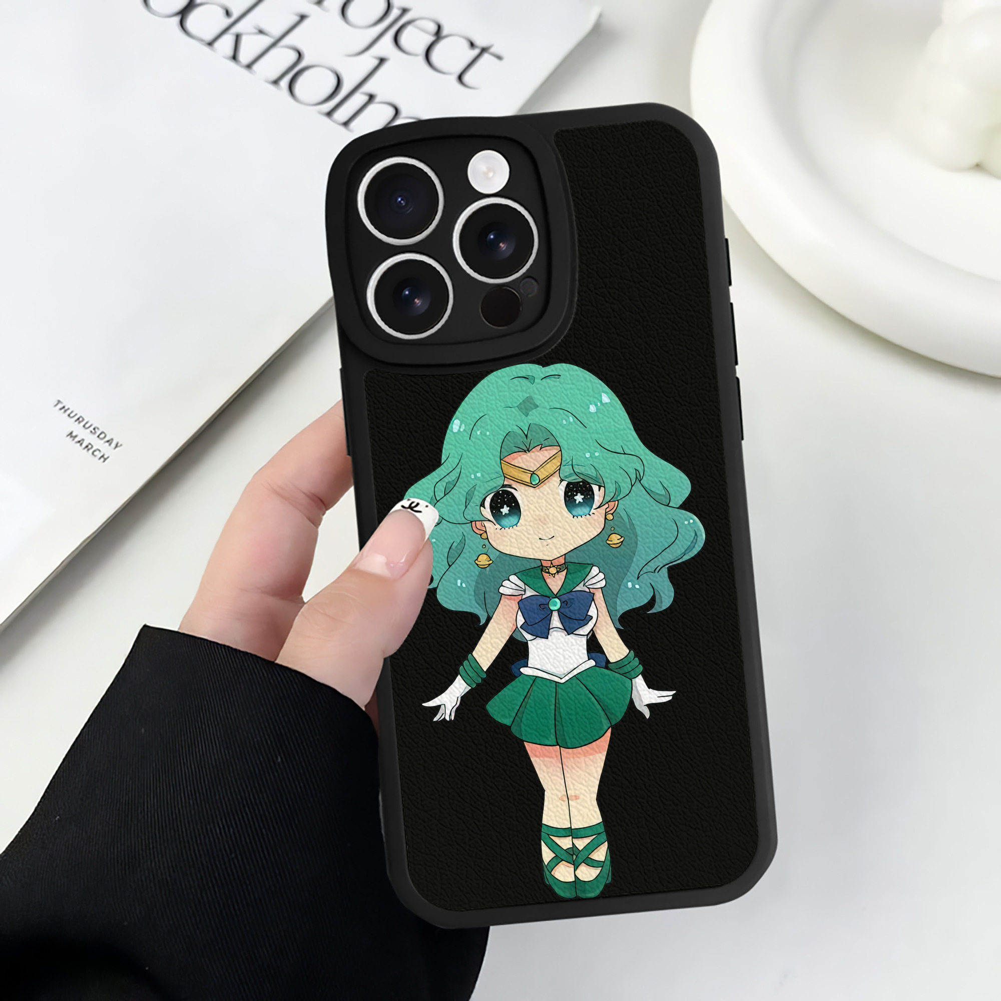 （画像用） 美少女戦士セーラームーン 海王 みちる（かいおう みちる） Sailor Moon Kaiou Michiru 【iPhone 16シリーズ対応】シリコンスマホケース（レザー調） 材質：シリコン